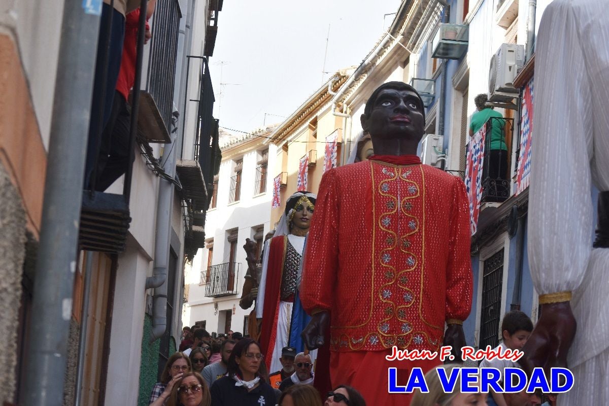 Imágenes del primer pasacalles de Gigantes y Cabezudos en Caravaca de la Cruz