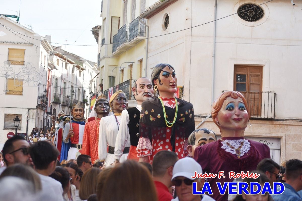 Imágenes del primer pasacalles de Gigantes y Cabezudos en Caravaca de la Cruz