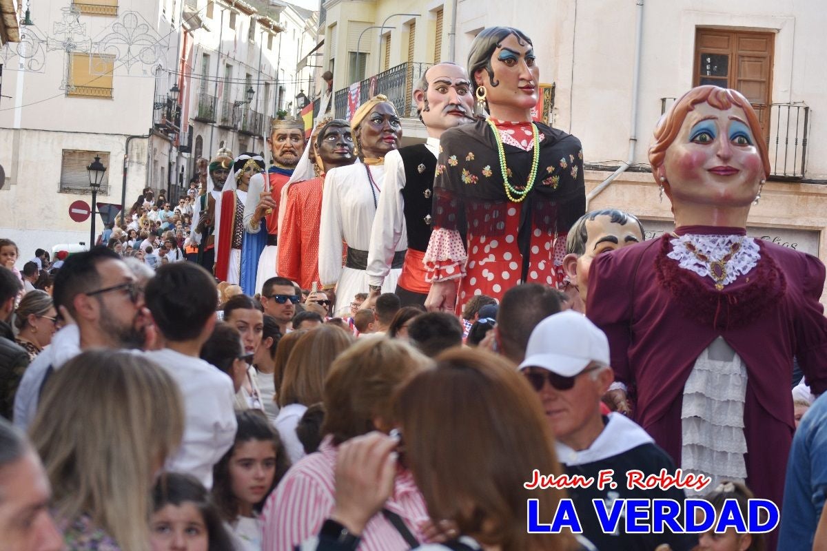 Imágenes del primer pasacalles de Gigantes y Cabezudos en Caravaca de la Cruz