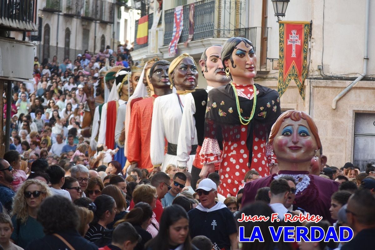 Imágenes del primer pasacalles de Gigantes y Cabezudos en Caravaca de la Cruz