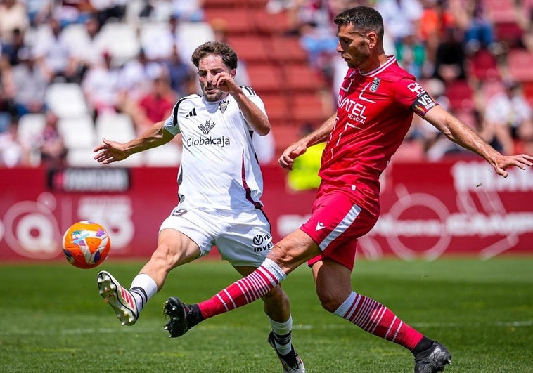 Alcalá saca el balón en el partido contra el Albacete.