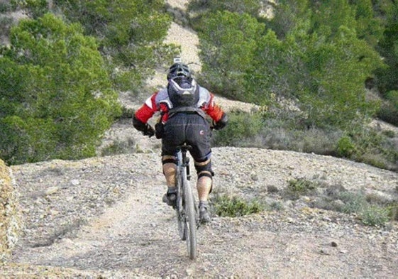Un ciclista realiza un descenso en bicicleta en El Valle, en Murcia, en una imagen de archivo.