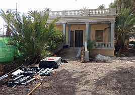 Estado que presenta la entrada principal de Villa Mar.