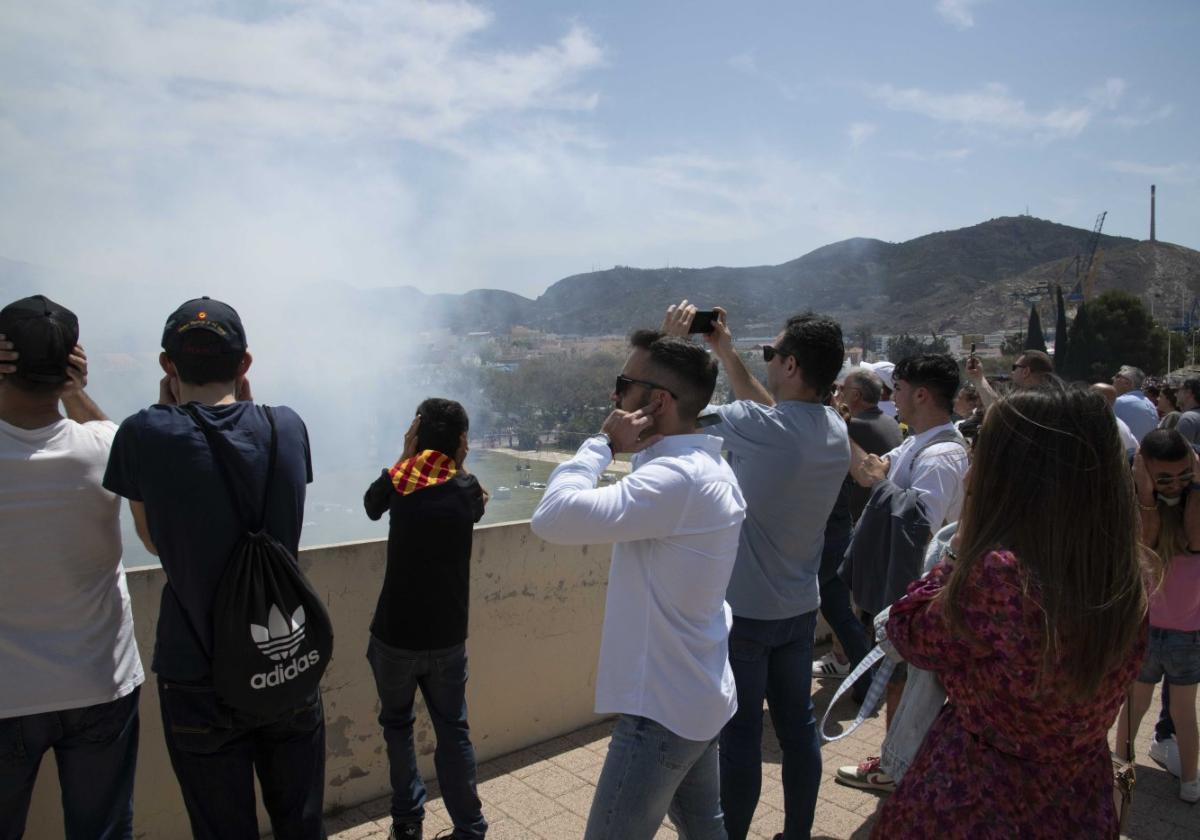 La primera jornada fallera reúne a miles de personas en las calles de cartagena | la verdad