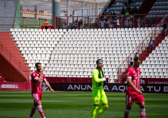 La grada visitante del Carlos Belmonte, completamente vacía, el pasado sábado a la salida de los jugadores al terreno de juego.