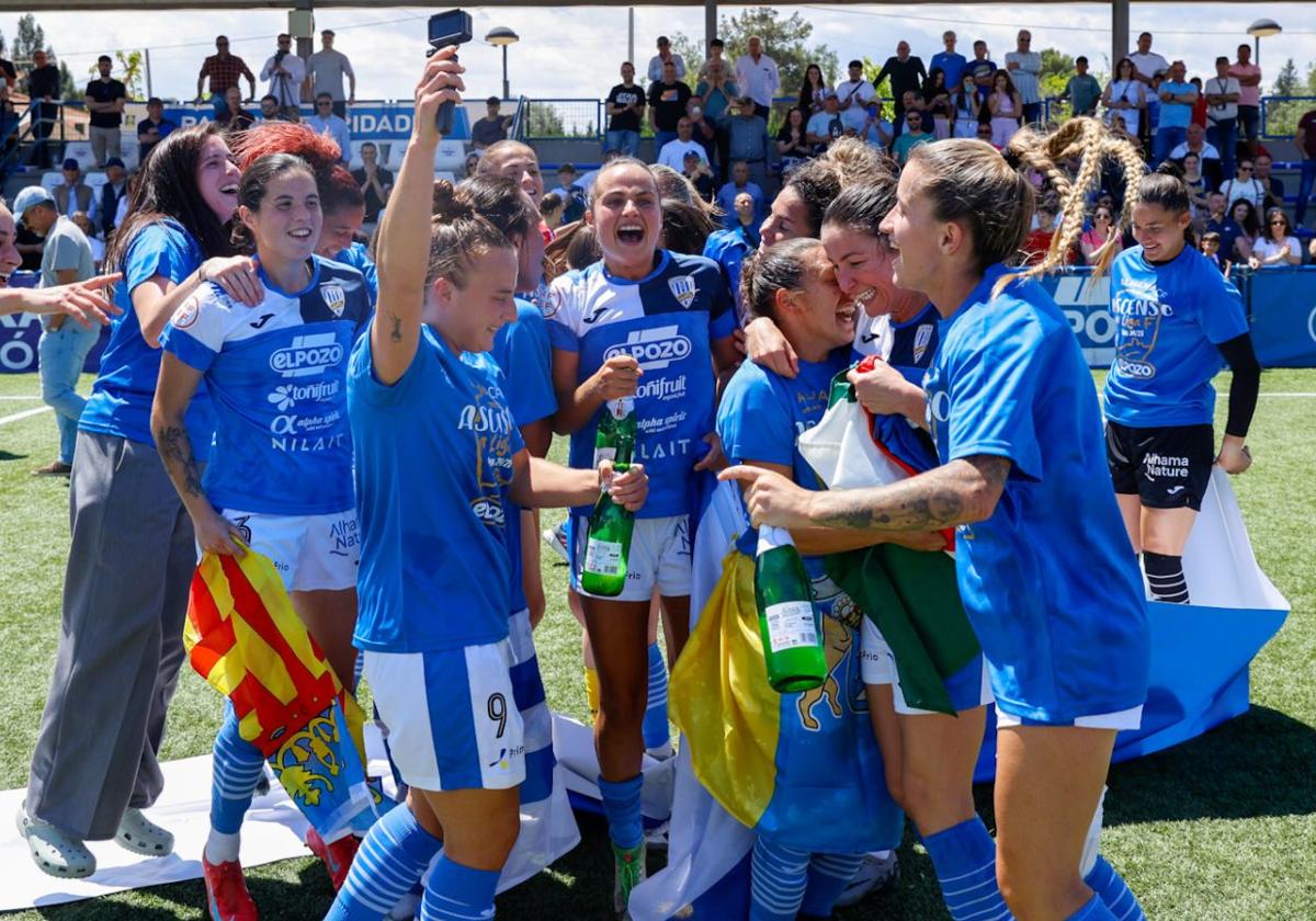 Las jugadoras del Alhama celebran el ascenso a primera división.