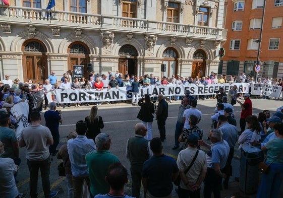 Manifestación de vecinos de La Unión, este domingo, frente al Ayuntamiento.