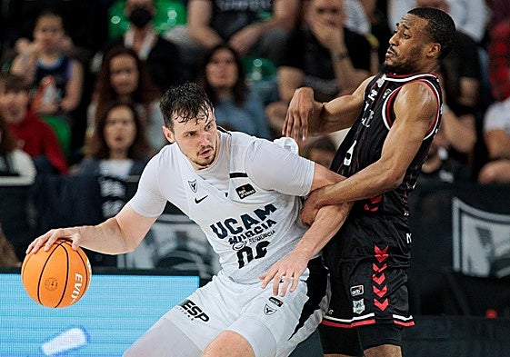 Kurucs postea contra un jugador del Bilbao Basket.