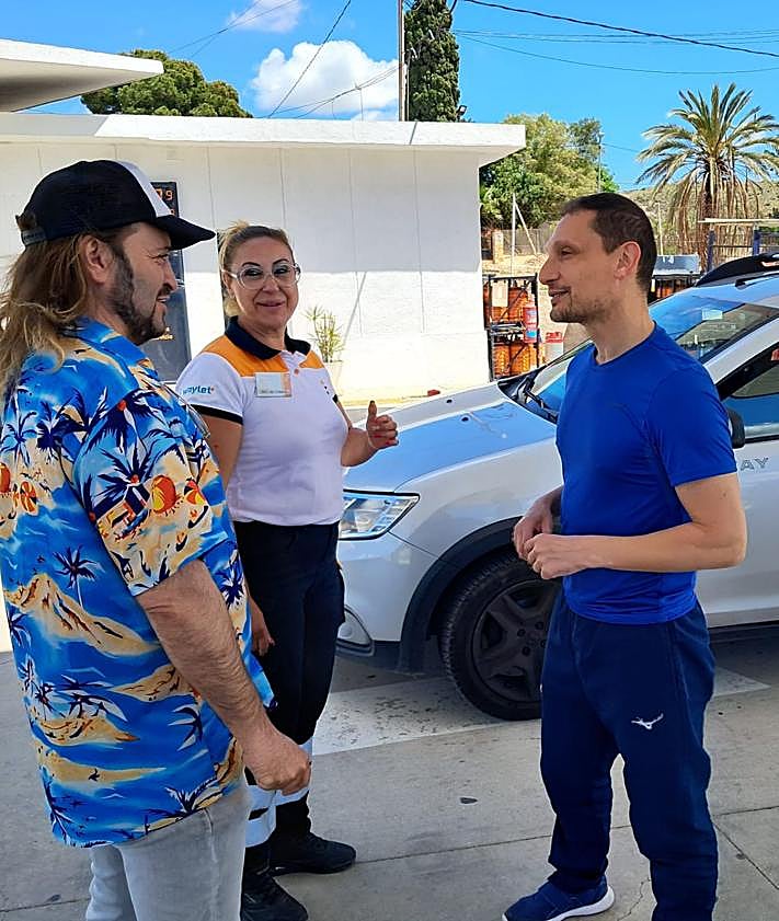 Imagen secundaria 2 - 1. Una patrulla de la Guardia Civil, en la gasolinera de El Campillo. 2. Roberto, Carmen y Miguel Ángel, en la estación de servicio de El Campillo, en Murcia. 