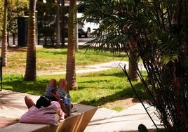 Una persona disfruta del calor en un parque.