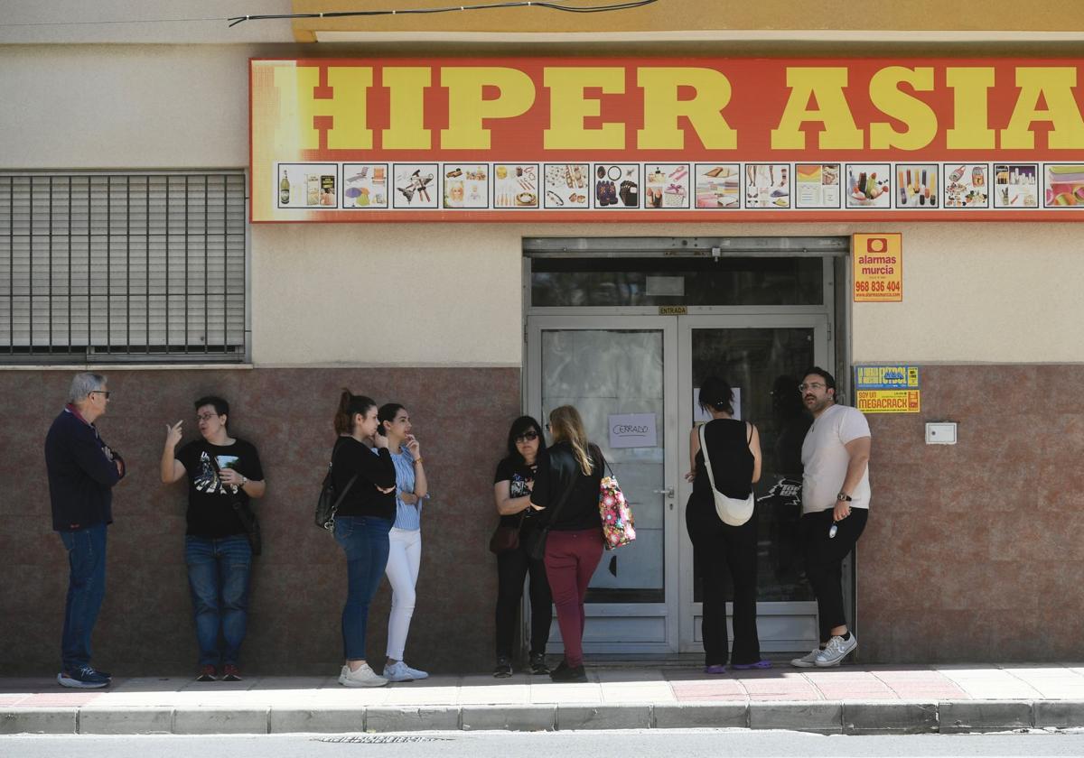 Bazares a tope en la Región de Murcia para completar el 'kit': «Hay pilas y velas para todos»