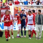 Iker Piedra, felicitado por sus compañeros al finalizar el encuentro.