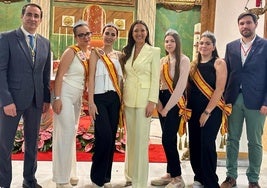 Víctor Manuel López y Carmen Conesa, junto a los cargos festeros.