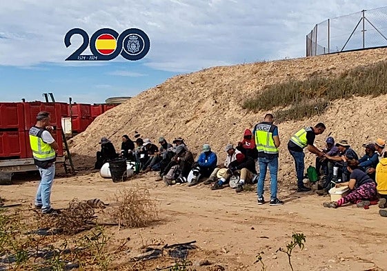 Tres agentes de la Policía Nacional junto a varios de los implicados.