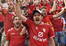 La afición grana, en el Rico Pérez, el día del ascenso a Primera Federación.