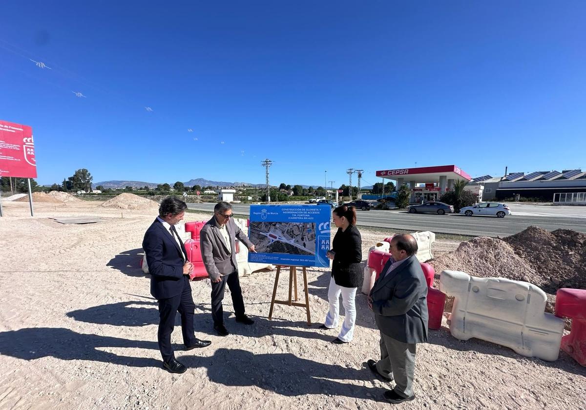 Comienzan las obras de la rotonda y el carril que mejorarán el acceso a la urbanización de Los Periquitos en Fortuna