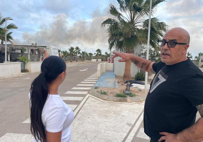 Enrique Llorens, el propietario del Camper Park de Los Narejos, observa la columna de humo.