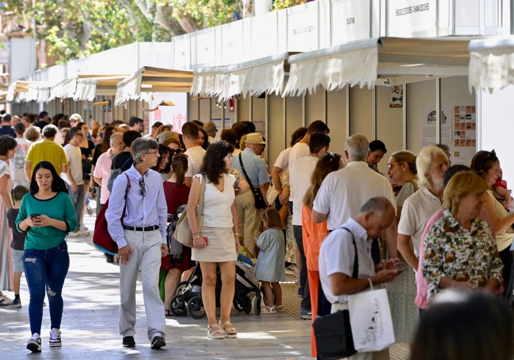 Casetas de la Feria del Libro de Murcia, en la avenida Alfonso X de Murcia.