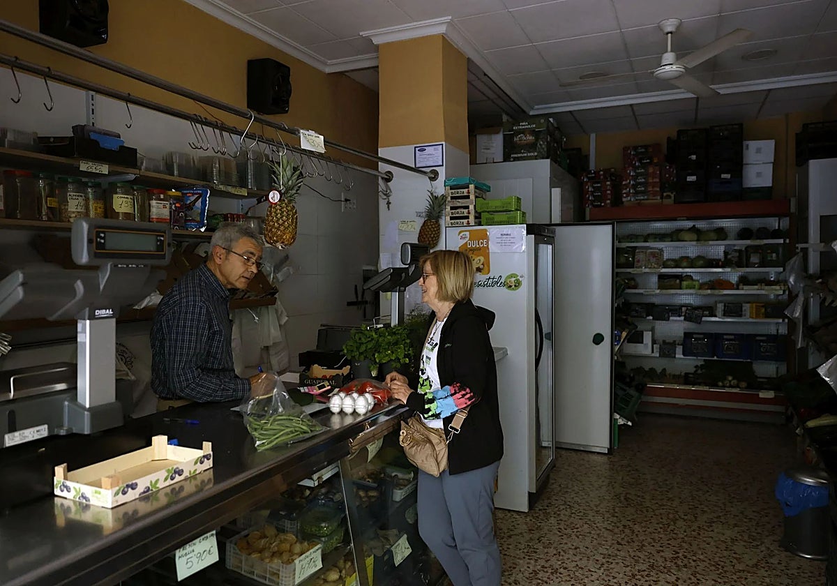 Un comercio de Murcia, afectado por el apagón este lunes.