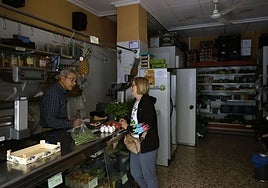 Un comercio de Murcia, afectado por el apagón este lunes.