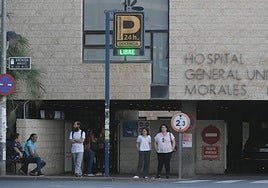 Accesos al hospital Morales Meseguer, ayer por la tarde.
