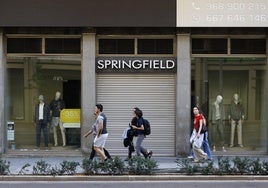 Comercios de ropa cerrados en el centro de la ciudad de Murcia como consecuencia del apagón.