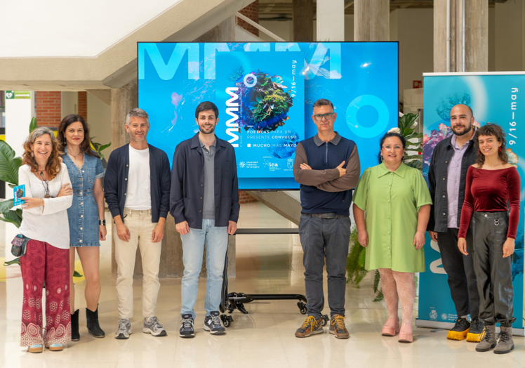En el centro, Eugenio González, el concejal Ignacio Jáudenes y el director de Mucho Más Mayo con miembros del equipo de organización y colaboradores del festival, este martes, en Cartagena.