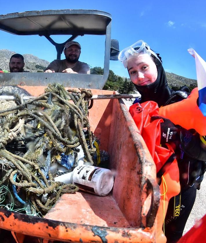 Imagen secundaria 2 - Hippocampus y el Ejército del Aire retiran del fondo del mar en Mallorca más de 2.100 kilos de basura
