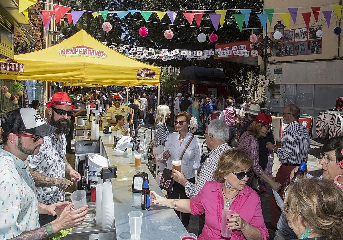 Imagen de archivo de barras en la calle durante la fiesta de las Cruces de Mayo en Cartagena.
