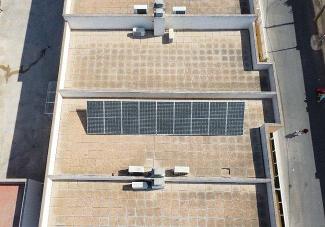 Paneles solares instalados por Crusol en el tejado de un edificio.