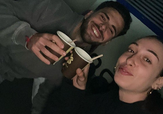 Celia Martínez, junto a otro de los afectados.