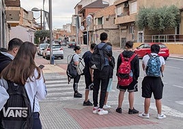 Un grupo de jóvenes, este martes, de camino al instituto.