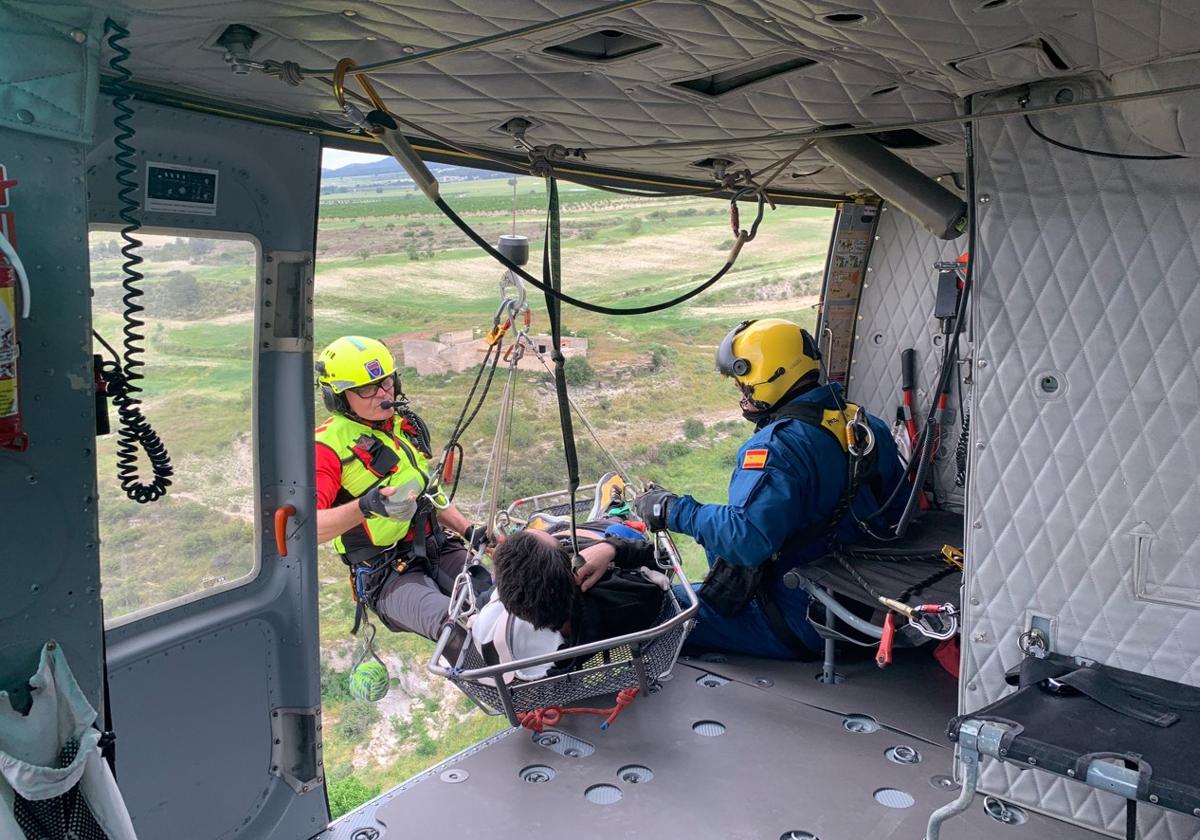 Rescatan en helicóptero a un senderista tras sufrir convulsiones en Moratalla
