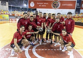 La plantilla al completo del Jimbee Cartagena posa ayer en el Palacio de los Deportes con el balón oficial de la UEFA Futsal Champions League, antes de viajar a Francia.