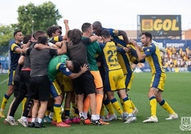 Los jugadores del Alcorcón celebran un gol en Santo Domingo en el duelo del 'playoff' frente a la Real Sociedad B del curso 2022-23.