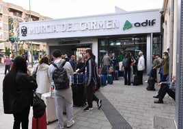 Pasajeros embarcan en el AVE con destino a Madrid, en la Estación del Carmen, ayer.