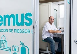 Un enfermero en una unidad móvil de Semusad.