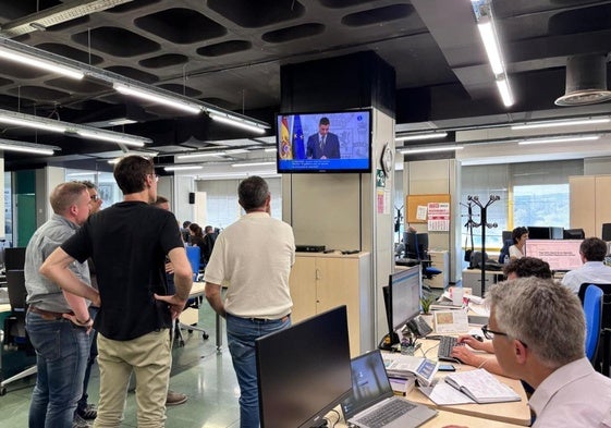 Atentos a Sánchez. Varios periodistas de LA VERDAD, en la Redacción mientras el presidente daba los primeros datos.