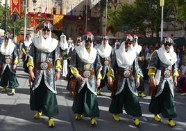 La kábila 'Los Rifeños' en la plaza del Arco iniciando el desfile hacia el Templete.