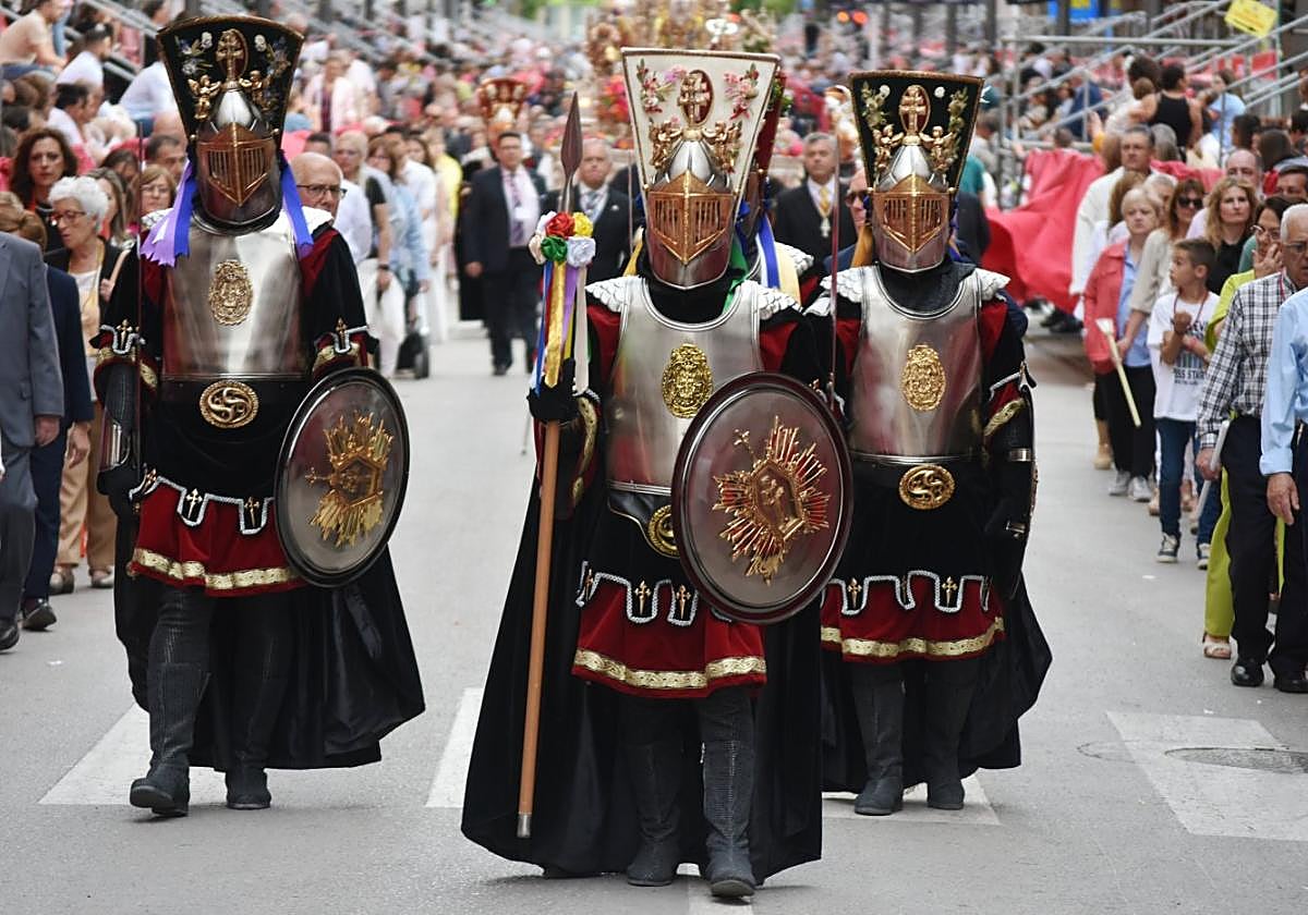 El capitán de los Armaos, con lanza y escudo, al frente de la Compañía en la procesión del 5 de mayo a su paso por la Gran Vía.