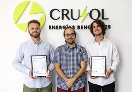 Gonzalo Cruzado, Francisco Mercader y Miguel Martínez, con las certificaciones ISO de calidad y medio ambiente.