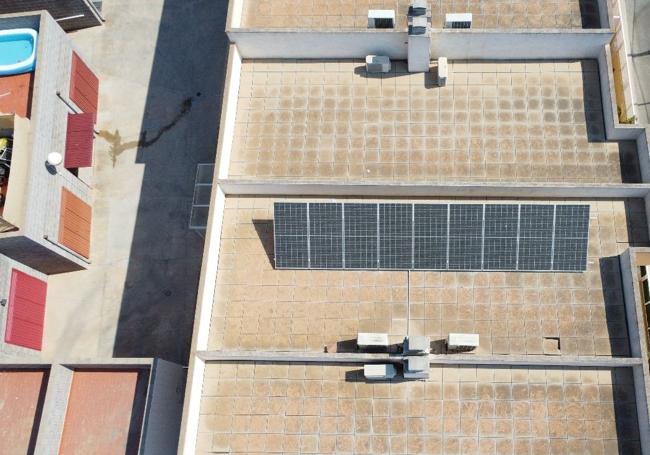 Instalación de paneles solares en el techo de un edificio por parte de Crusol.