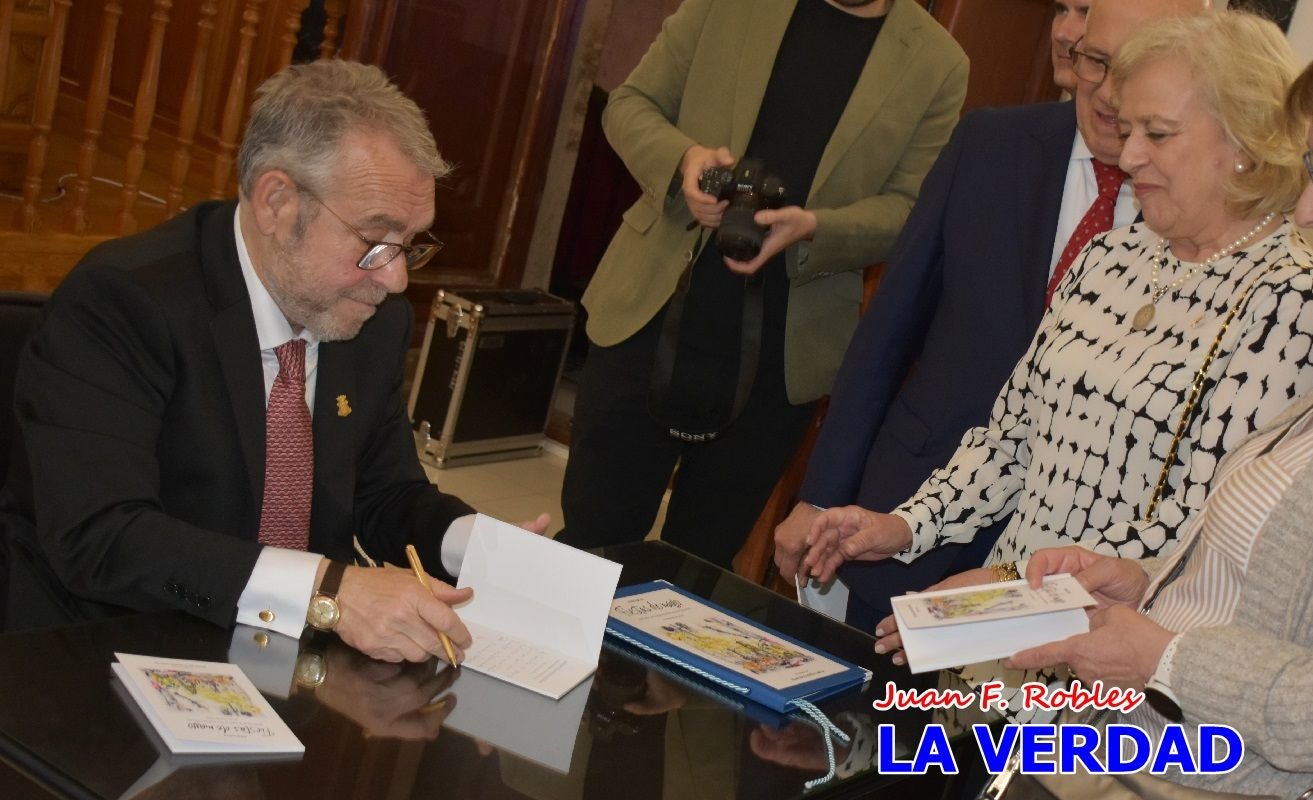 Imágenes del pregonero firmando el Pregón de Fiestas de Caravaca de la Cruz