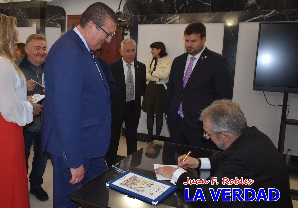 Imágenes del pregonero firmando el Pregón de Fiestas de Caravaca de la Cruz