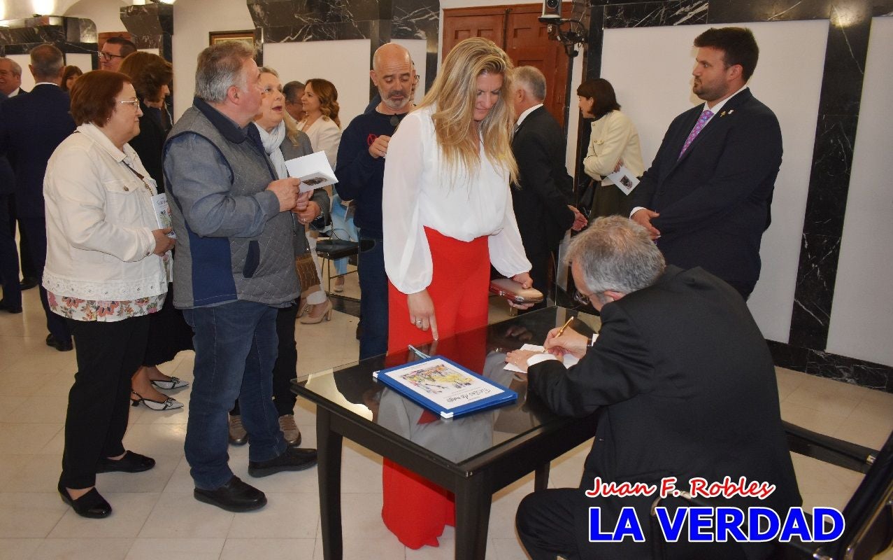 Imágenes del pregonero firmando el Pregón de Fiestas de Caravaca de la Cruz
