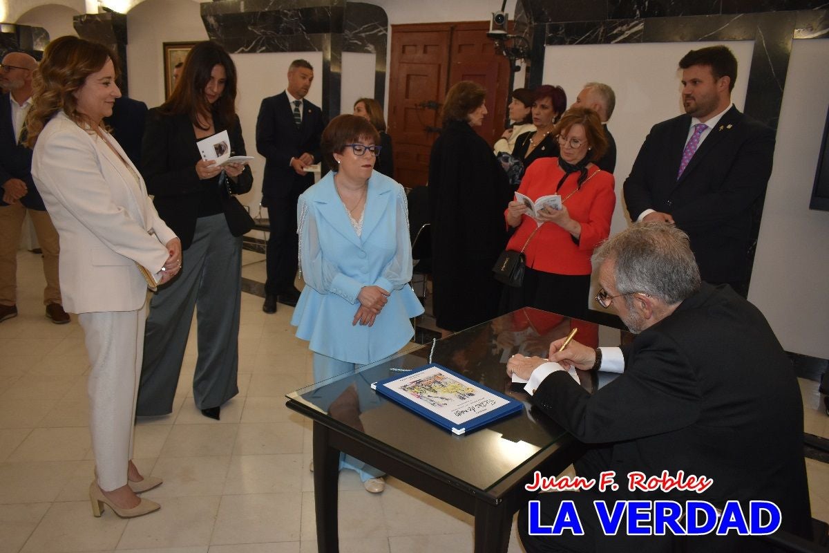 Imágenes del pregonero firmando el Pregón de Fiestas de Caravaca de la Cruz