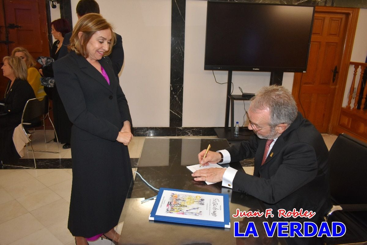 Imágenes del pregonero firmando el Pregón de Fiestas de Caravaca de la Cruz