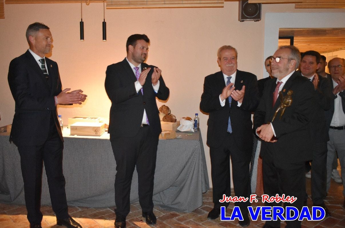 Imágenes del pregonero firmando el Pregón de Fiestas de Caravaca de la Cruz