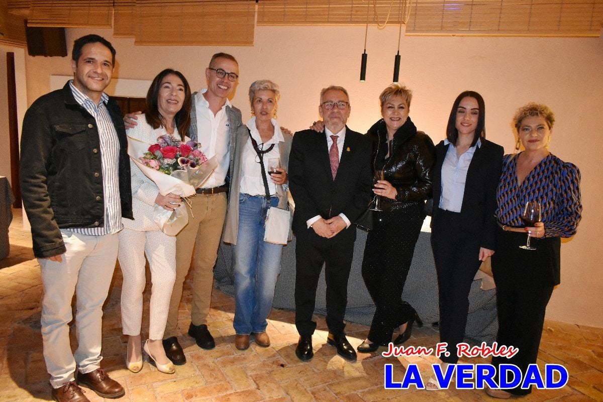 Imágenes del pregonero firmando el Pregón de Fiestas de Caravaca de la Cruz