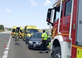 El vehículo implicado en el accidente junto a los servicios de Emergencias.